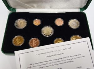 2023 Irlanda Serie Divisionale Fondo Specchio 9 valori con 2 € comm. 50° nell'EU
